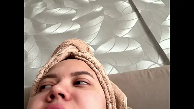 Emely Cute online show from March 23, 9:20 am