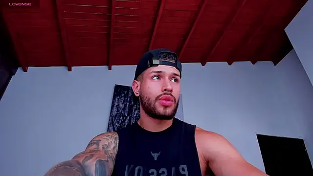 Snapshot of Santos_ramirez1 chatting on April 1, 1:52 pm Santos ramirez1 online show from April 1, 1:52 pm