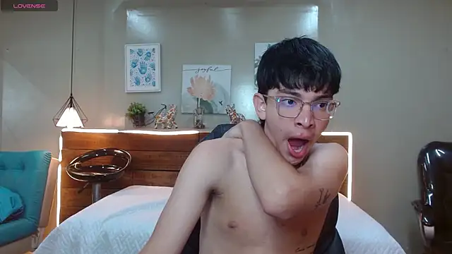 SantiTwinkyy online show from April 7, 12:40 pm