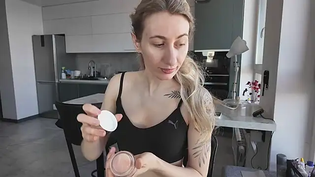 HEY KITSUNKA online show from April 5, 8:32 am