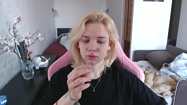 TenderChloe online show from March 31, 9:55 am