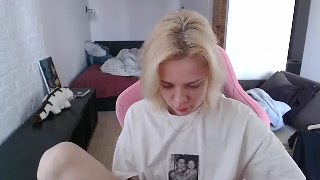TenderChloe online show from April 4, 9:27 am