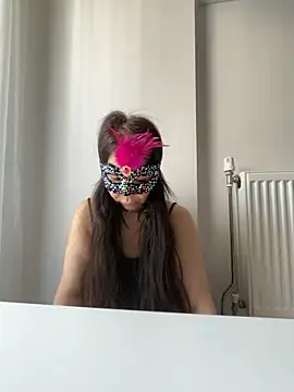 lilyums online show from June 7, 1:05 pm