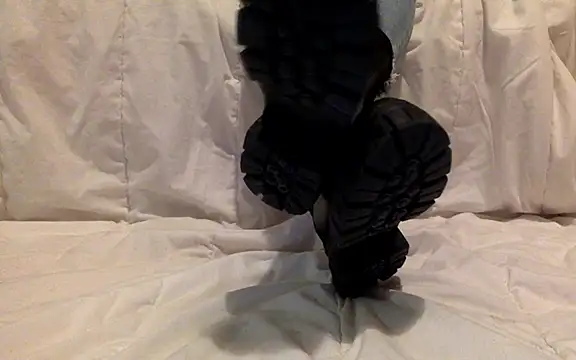 Snapshot of LilouPieds chatting on March 27, 9:27 pm LilouPieds online show from March 27, 9:27 pm