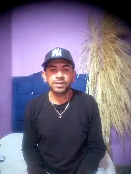 AronZuluaga online show from March 24, 8:42 pm