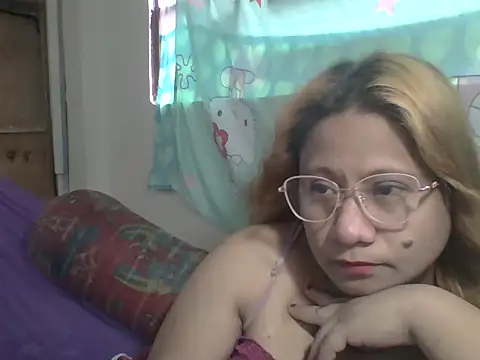 Snapshot of PinayChristine chatting on May 20, 5:26 am PinayChristine online show from May 20, 5:26 am