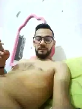 Snapshot of Alimohamed08 chatting on May 25, 12:54 am Alimohamed08 online show from May 25, 12:54 am