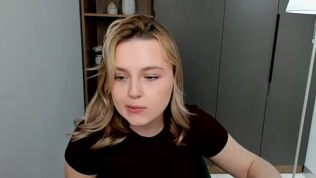 Snapshot of LorriMonz chatting on March 26, 6:44 am LorriMonz online show from March 26, 6:44 am