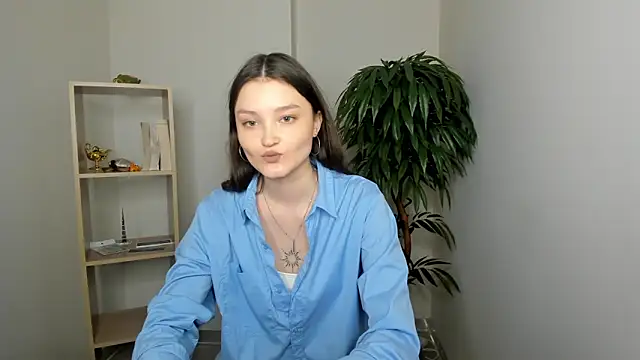 Snapshot of GussieGoold chatting on March 24, 10:48 am GussieGoold online show from March 24, 10:48 am