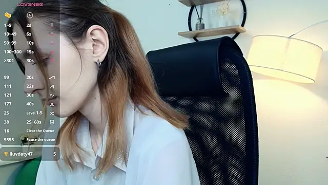 LoraLanett online show from April 10, 2:02 pm