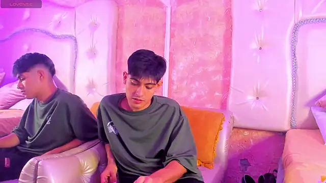 Snapshot of TylerCruz__ chatting on March 30, 1:56 pm TylerCruz online show from March 30, 1:56 pm