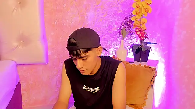 TylerCruz   online show from April 18, 5:43 am