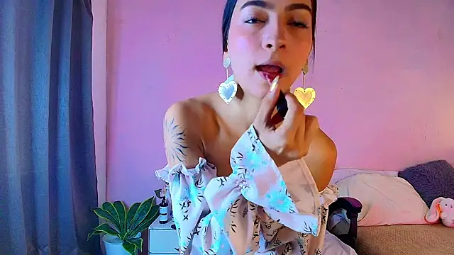Daphne Rosse online show from May 14, 12:35 pm
