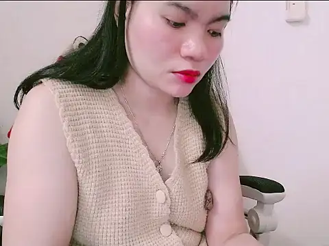 Snapshot of Suhynxx chatting on April 6, 9:21 am Suhynxx online show from April 6, 9:21 am