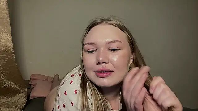 cutiejuliee online show from March 26, 10:57 am