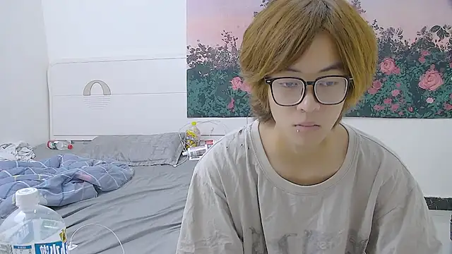 buding-001 online show from June 26, 11:16 am