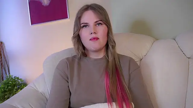 Snapshot of PaulinaBigley chatting on April 7, 11:45 am PaulinaBigley online show from April 7, 11:45 am