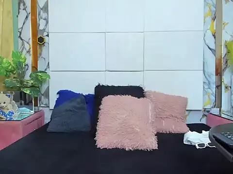 kloeMadels online show from May 15, 6:39 pm