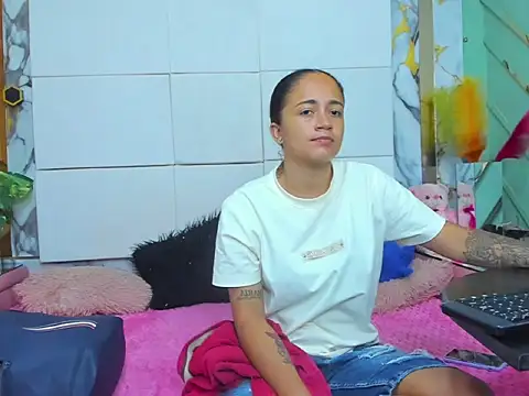 kloeMadels online show from May 5, 6:22 pm