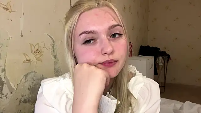 Sophia Blonde online show from April 2, 5:30 pm