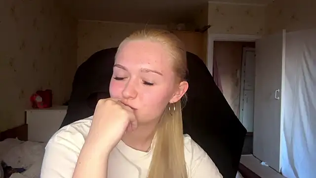 Snapshot of Sophia_Blonde chatting on March 31, 2:41 pm Sophia Blonde online show from March 31, 2:41 pm