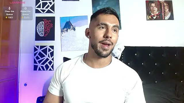 Snapshot of romanpearce_ chatting on June 27, 11:00 pm romanpearce online show from June 27, 11:00 pm