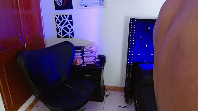 romanpearce  online show from April 17, 9:06 pm