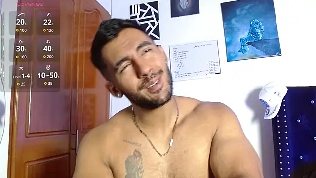 Snapshot of romanpearce_ chatting on June 12, 4:49 pm romanpearce online show from June 12, 4:49 pm