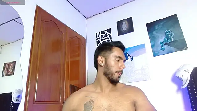 Snapshot of romanpearce_ chatting on June 25, 8:25 pm romanpearce online show from June 25, 8:25 pm