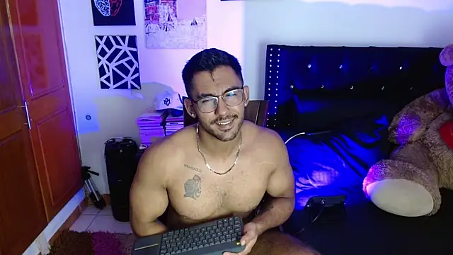 Snapshot of romanpearce_ chatting on July 11, 7:47 pm romanpearce online show from July 11, 7:47 pm