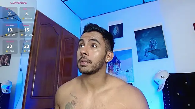 Snapshot of romanpearce_ chatting on July 15, 8:38 pm romanpearce online show from July 15, 8:38 pm