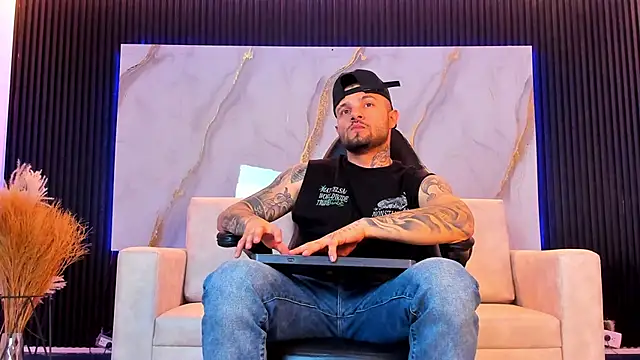 NICK OWEEN26 online show from March 25, 11:36 pm