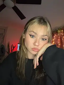 peachesncreamyy online show from April 28, 3:44 am