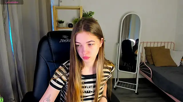 Miss Shanel online show from April 19, 1:17 am
