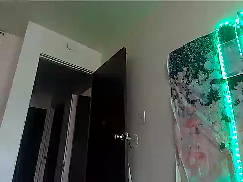 Snapshot of Fetishjoiqueen chatting on March 28, 10:55 pm Fetishjoiqueen online show from March 28, 10:55 pm