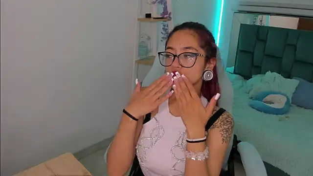 Sara Red X online show from May 17, 3:50 am