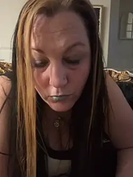 Queenemerald online show from April 1, 2:35 am
