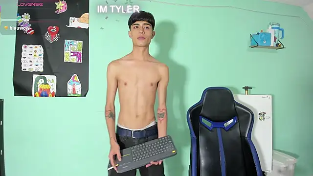 TYLERhHOT2005 online show from April 11, 3:47 am