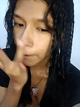 Yi Uzi online show from April 24, 12:45 am