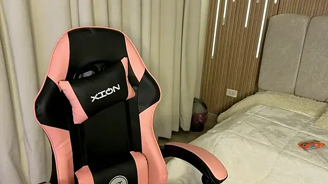 shalomm  online show from April 4, 1:01 am