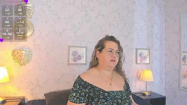 Snapshot of Martinacurvy_ chatting on June 4, 10:20 am Martinacurvy online show from June 4, 10:20 am