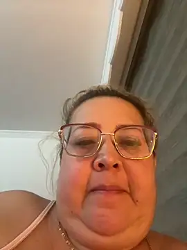 Snapshot of Martinacurvy_ chatting on April 6, 12:06 am Martinacurvy online show from April 6, 12:06 am