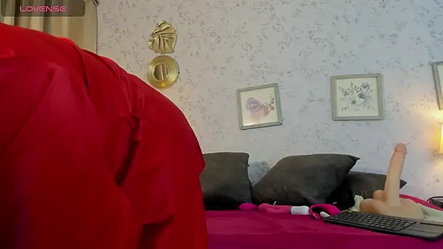 Snapshot of Martinacurvy_ chatting on April 23, 10:22 am Martinacurvy online show from April 23, 10:22 am