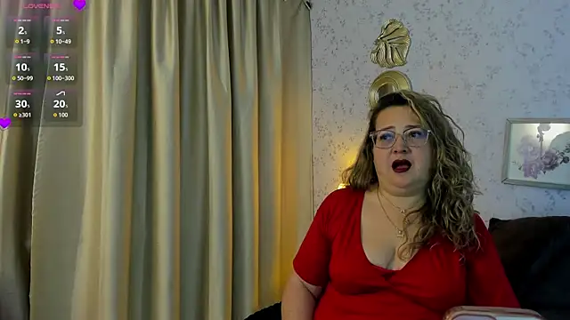 Snapshot of Martinacurvy_ chatting on June 13, 10:13 am Martinacurvy online show from June 13, 10:13 am