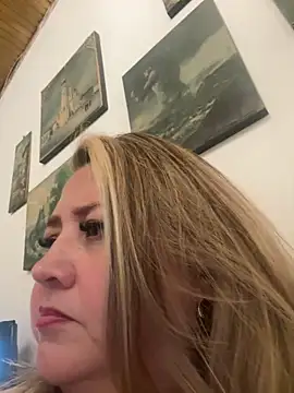 Snapshot of Martinacurvy_ chatting on April 8, 12:34 am Martinacurvy online show from April 8, 12:34 am