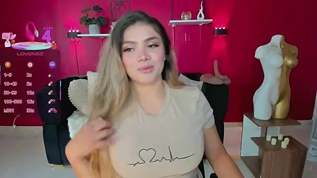 Snapshot of Sofia_Velvetx chatting on June 3, 2:07 pm Sofia Velvetx online show from June 3, 2:07 pm