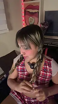 NinaValencia  online show from May 23, 11:15 pm