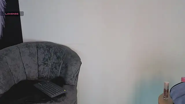 Snapshot of leyla_dikens_ chatting on May 4, 2:20 pm leyla dikens online show from May 4, 2:20 pm