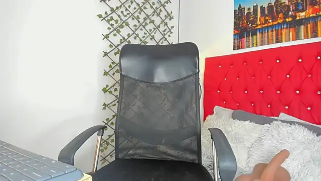 emily  dee online show from April 21, 1:07 pm