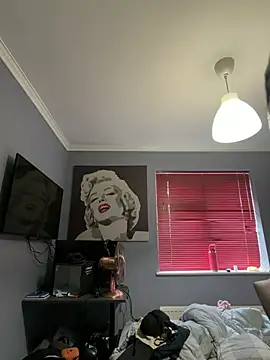 Snapshot of LolaSkyee chatting on June 5, 6:52 am LolaSkyee online show from June 5, 6:52 am